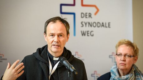 Bernd Hagenkord und Maria Boxberg, beide Theologen und Geistliche Begleiter des Synodalen Wegs / © Harald Oppitz (KNA)