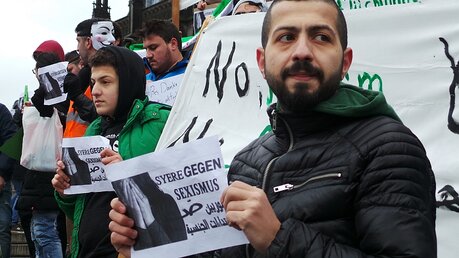 Der 16-jährige Hassan (links) ist vor vier Monaten mit seiner Familie nach Deutschland gekommen. Auch er demonstriert gegen Sexisums.  / © Melanie Trimborn (DR)