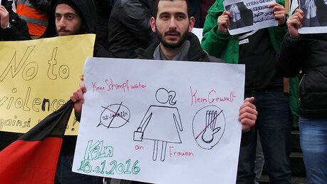 Dieser Syrer zeigt mit diesem Plakat, dass man Frauen respektieren sollte  / © Melanie Trimborn  (DR)