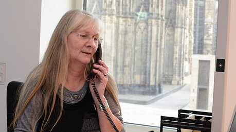 Birgit Kleipaß ist Teil eines 13-köpfigen Telefon-Teams und hat Zeit zum Zuhören. / © Beatrice Tomasetti (DR)