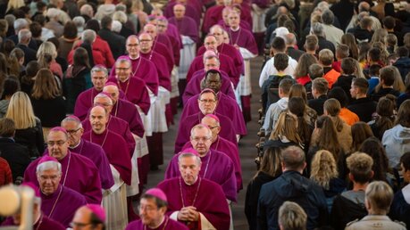 Bischöfe und Kardinäle verlassen nach dem Eröffnungsgottesdienst der DBK-Vollversammlung den Fuldaer Dom / © Frank Rumpenhorst (dpa)