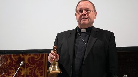 Bischof Bätzing läutet die Glocke (dpa)
