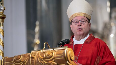 Bischof Bätzing predigt zur Eröffnung (dpa)