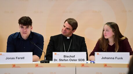 Bischof Oster und Ministranten / © Ottersbach (DR)