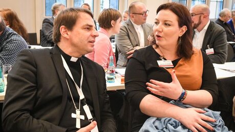 Bischof Stefan Oster bei der Synodalversammlung / © Harald Oppitz (KNA)