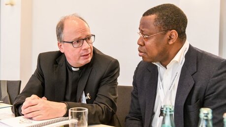Bischof Stephan Ackermann im Gespräch / © Harald Oppitz (KNA)