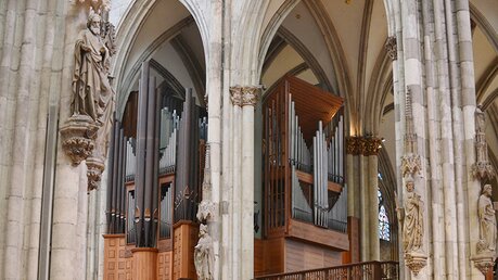 Blick auf die Orgelempore mit der Klais-Orgel. / © Beatrice Tomasetti (DR)