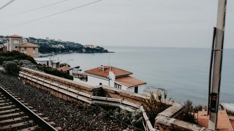 Blick aus dem Zug in die italienische Landschaft / © Luis Rüsing 