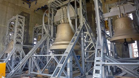 Blick in die Glockenstube mit den sechs Glocken / © Jan Hendrik Stens (DR)