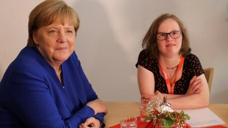 Bundeskanzlerin Angela Merkel trifft Natalie Dedreux im Caritas-Zentrum in Köln-Kalk / © Berg (dpa)