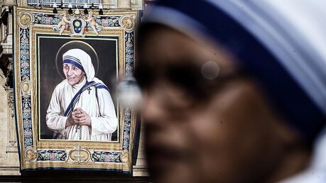 Bildnis der Mutter Teresa am Petersdom / © Angelo Carconi (dpa)