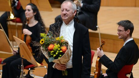 Chorleiter Metternich ist mit der Einstudierung von insgesamt neun Mozart-Messen an der CD-Produktion des Kölner Kammerorchesters beteiligt. / © Beatrice Tomasetti (DR)