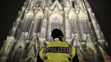 Polizei vor dem Dom / © Oliver Berg (dpa)