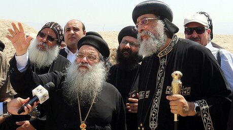 Kopten-Papst Tawadros II. lässt sich die Taufstelle genau erklären  / © Jamal Nasrallah (dpa)