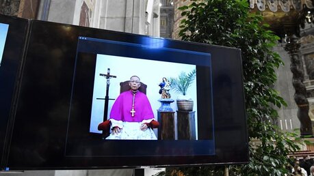 Cornelius Sim, Apostolischer Vikar von Brunei (Indonesien), nimmt per Videoübertragung am Konsistorium teil / © Vatican Media/Romano Siciliani (KNA)
