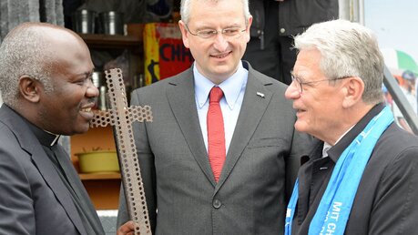 Bundespräsident Gauck erhält Patronenkreuz (missio)