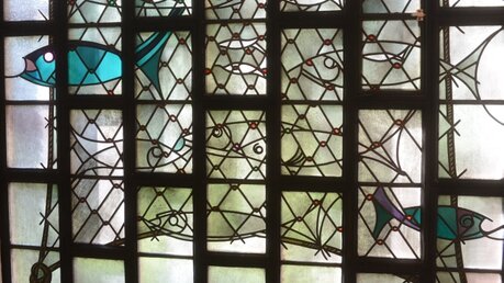 Das Kapellenfenster im Priesterseminar zeigt bezeichnenderweise ein Fischernetz. / © Beatrice Tomasetti (DR)