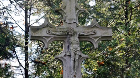 Das Kreuz auf einem Grab ist immer auch ein Bekenntnis zum christlichen Glauben an die Auferstehung. / © Beatrice Tomasetti (DR)
