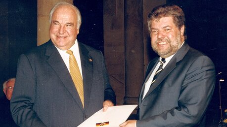 Helmut Kohl und Kurt Beck 1999 bei der Gründung der Europäischen Stiftung. / © N.N. (Bistum Speyer)