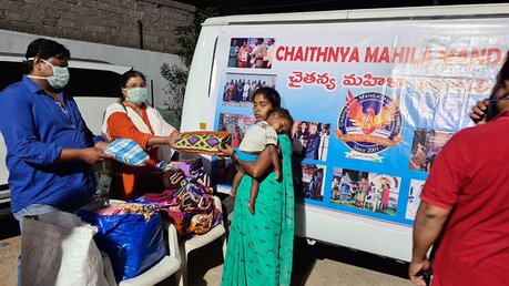 An den Ausgangsstraßen zu Hyderabad gibt Chaithanya Mahila Mandali Decken aus.  / © Chaithanya Mahila Mandali (privat)