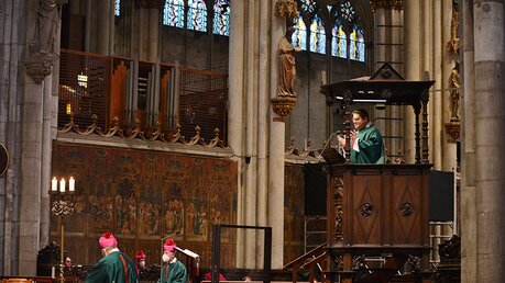 Der Altar mit der Gegenwart Gottes sei das Herzstück der Stadt und des Erzbistums, betont Hopmann in seiner Predigt. / © Beatrice Tomasetti (DR)