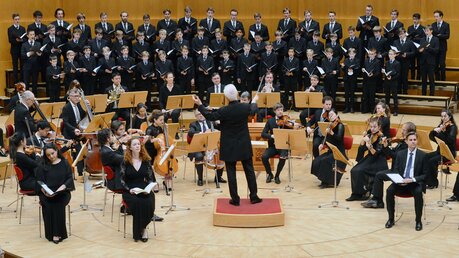 Der Domchor mit Mozarts "Dominicus-Messe" in der Philharmonie unter der Leitung von Christoph Poppen. / © Beatrice Tomasetti (DR)
