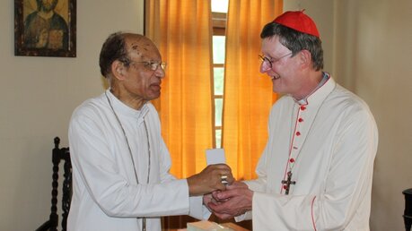 Der Kölner Erzbischof Rainer Maria Kardinal Woelki mit Kardinal Oswald Carcias im Priesterseminar in Mumbai / © Nadim Ammann (Erzbistum Köln)