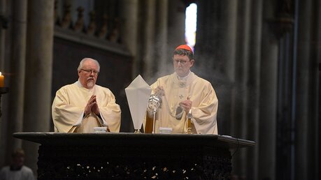 Der Kölner Erzbischof Rainer Maria Kardinal Woelki (r.) und Domdiakon Reimund Witte.  / © Beatrice Tomasetti  (DR)