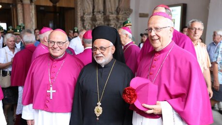Der koptisch-katholische Bischof Antonios Aziz Mina mit Weihbischof Berenbrinker und Weihbischof em. Grothe / © Oliver Kelch (DR)