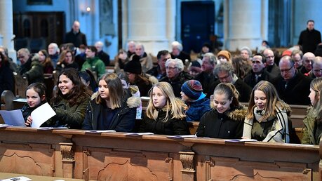 An der Messe im Liebfrauenmünster nahmen Schülerinnen und Schülern der Gnadenthalschulen des Bistums Eichstätt teil / © Nicolas Ottersbach (DR)