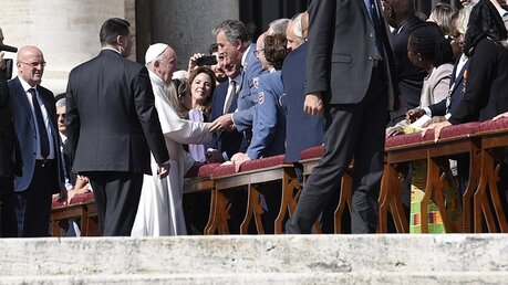 Der Papst begrüßt den Malteser-Präsidenten Georg Khevenhüller (Malteser)