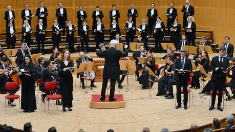 In der Philharmonie tritt das Vokalensemble Kölner Dom mit nur 24 Sängerinnen und Sängern auf. / © Beatrice Tomasetti (DR)