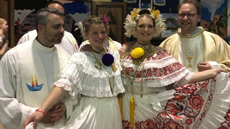 Deutsche Pilger in traditionellen panamaischen Kleidern mit Matthäus Hilus und Tobias Schwaderlapp / © Katharina Geiger (DR)