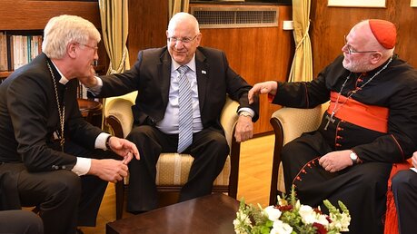 Reinhard Kardinal Marx und Heinrich-Bedford Strohm beim israelischen Staatspräsidenten Rivlin / © Harald Oppitz (KNA)