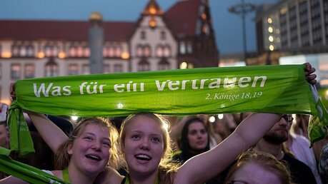 Rückblick 2019: Junge Leute zeigen ihren Schal mit dem Kirchentagsmotto / © Bernd Thissen (dpa)