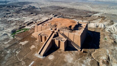 Die 6.000 Jahre alten Ausgrabungsstätte der Tempfelburg Zikurrat bei Ur / © Nabil Al-Jourani (dpa)