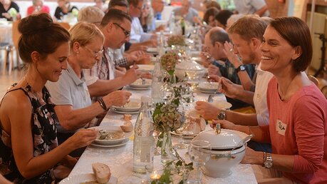 Die Gäste freuen sich über den festlich geschmückten Tisch / © Beatrice Tomaetti (DR)