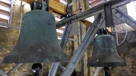 Die Glocken Barbara und Thomas Morus im Glockenstuhl von St. Andreas / © Jan Hendrik Stens (DR)