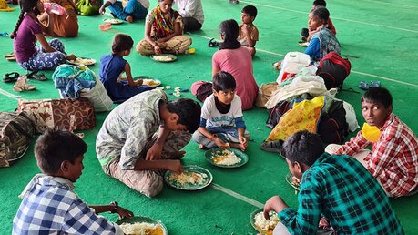 Die indische Partnerorganisation Chaithanya Mahila Mandali hilft mit Lebensmitteln. / © Chaithanya Mahila Mandali (privat)