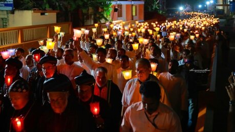 Die Lichtprozession war Teil des Pilgerweges anlässlich des 65. Todestages von Kirchengründer Mar Ivanios / © thomasmathew photography (Erzbistum Köln)