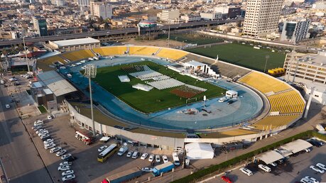 Die Luftaufnahme zeigt das Franso-Hariri-Stadion, indem Papst Franziskus am 7.3. eine Messe feierte (dpa)