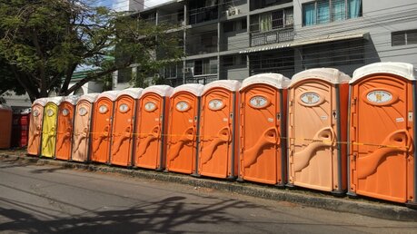 Die mobilen Toiletten für die Weltjugendtags-Pilger reihen sich aneinander / © Katharina Geiger (DR)