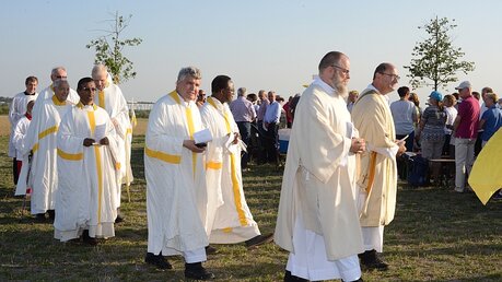Aus der gesamten Region rund um das Marienfeld kommen die Priester. / © Beatrice Tomasetti (DR)