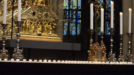 Die vielen Kerzen auf dem Altar stehen für viele sehr unterschiedliche Liebesgeschichten. / © Beatrice Tomasetti (DR)