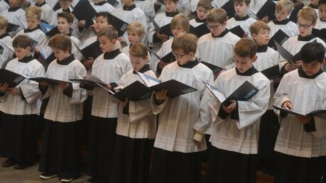 Die Vierne-Messe für Chor und zwei Orgeln wird in jedem Jahr zur Neuaufnahme des Chornachwuchses gesungen. / © Beatrice Tomasetti (DR)