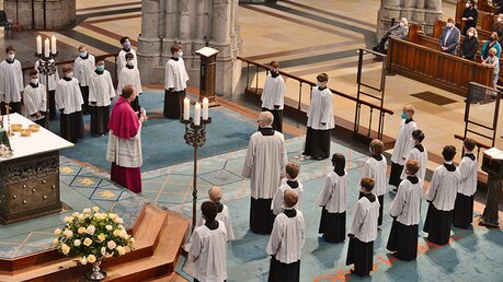 Domdechant Kleine gratuliert den Neuen auch im Namen des Erzbischofs und des Dompropstes. / © Beatrice Tomasetti (DR)