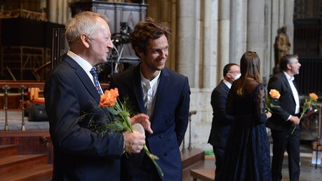 Große Freude nach dem Konzert bei Domkapellmeister Metternich (links) und dem Leiter der Aufführung, Raphaël Pichon / © Beatrice Tomasetti (DR)