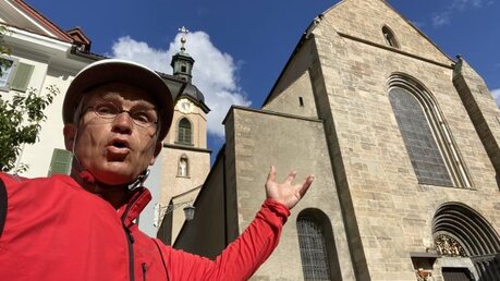 DOMRADIO.DE-Chefredakteur Ingo Brüggenjürgen vor der Kathedrale von Chur (DR)