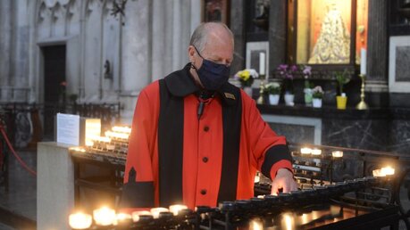 Domschweizer Walter Nolte beim Kerzendienst an der Schmuckmadonna / © Beatrice Tomasetti (DR)