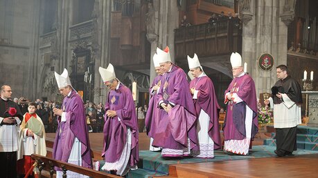 Domvikar Hopmann bildet das Schlusslicht beim Auszug mit Erzbischof Gänswein (ganz vorne) und Kardinal Marx (ganz hinten). / © Beatrice Tomasetti (DR)